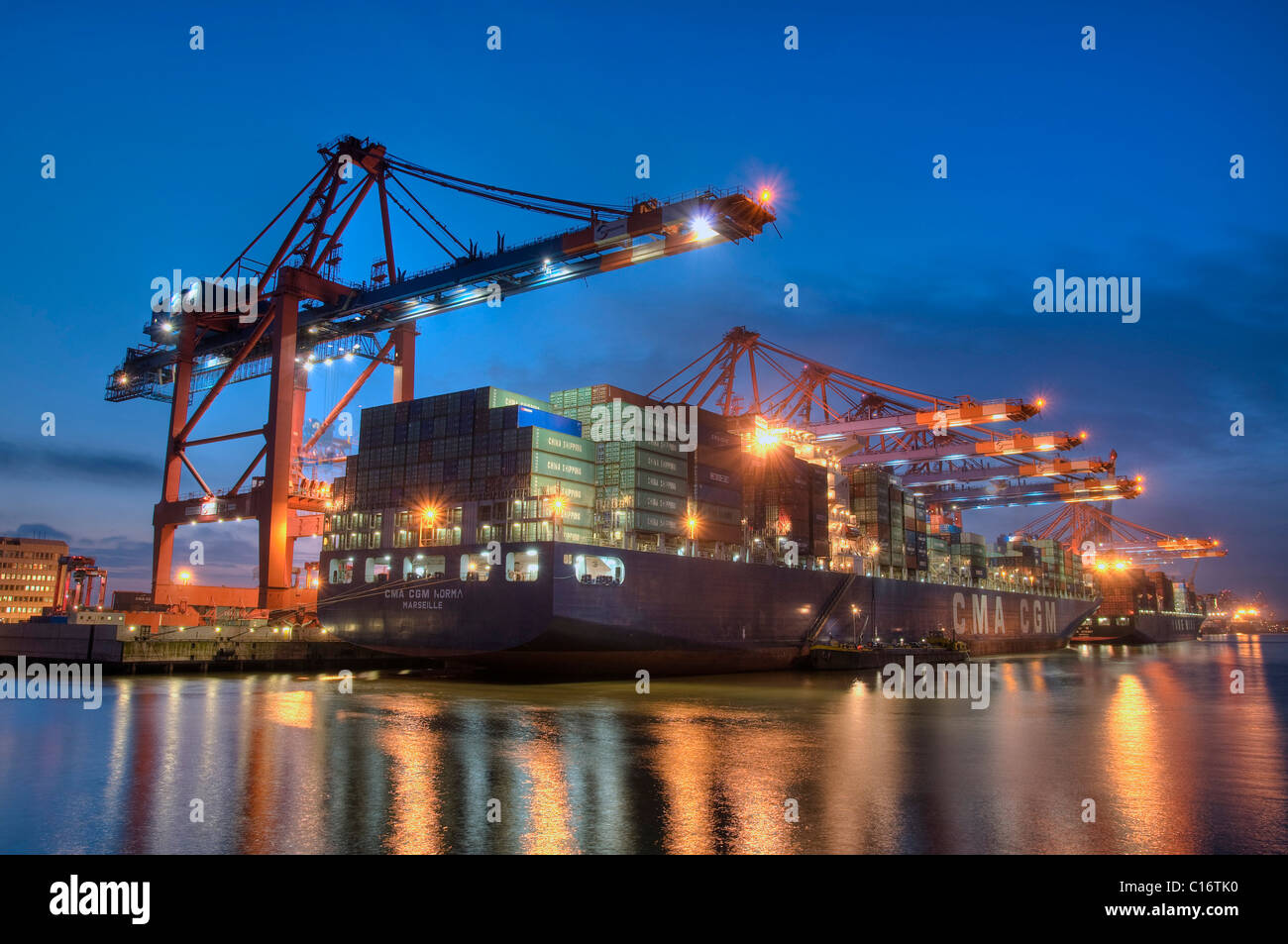 Contenitore nave durante la notte nel porto di Amburgo, container terminal Eurokai, Amburgo, Germania, Europa Foto Stock