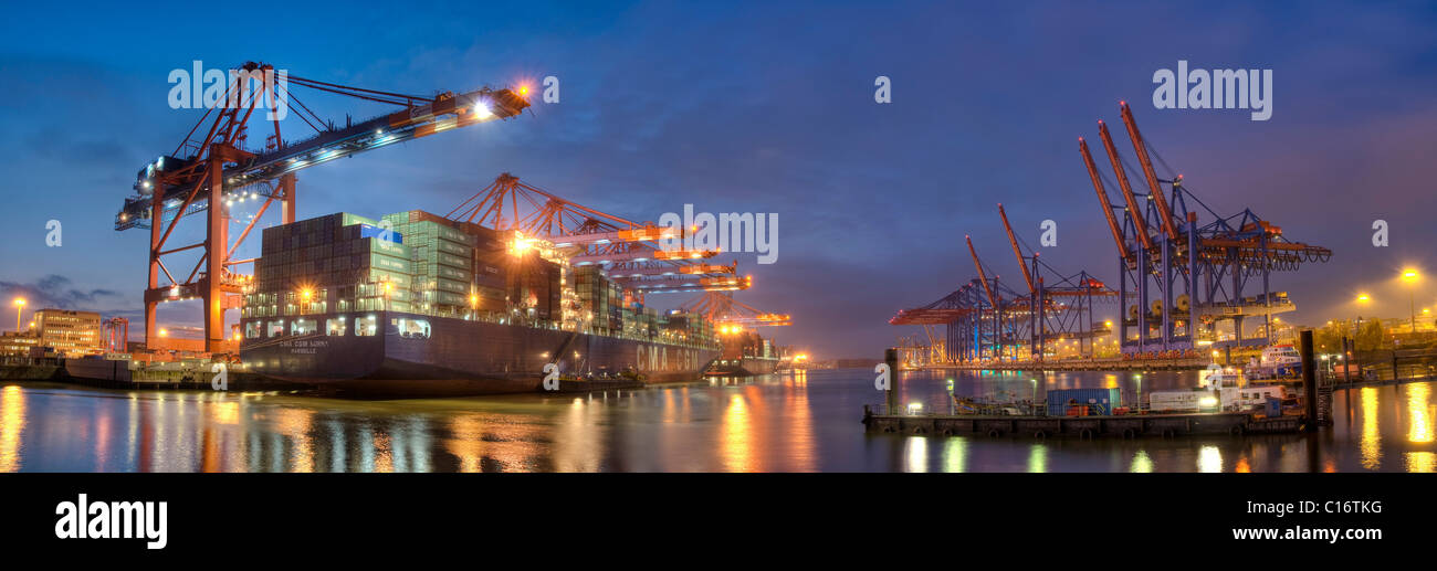 Contenitore nave durante la notte nel porto di Amburgo, container terminal Eurokai e Burchardkai, Amburgo, Germania, Europa Foto Stock