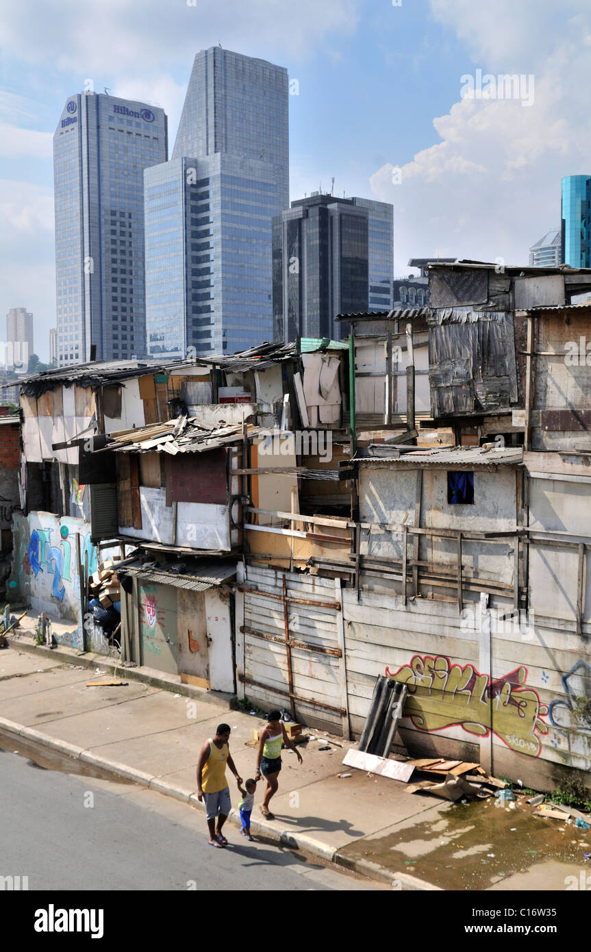 Paraisópolis favela di fronte moderni grattacieli, contrasto Morumbi distretto, Sao Paulo, Brasile, Sud America Foto Stock