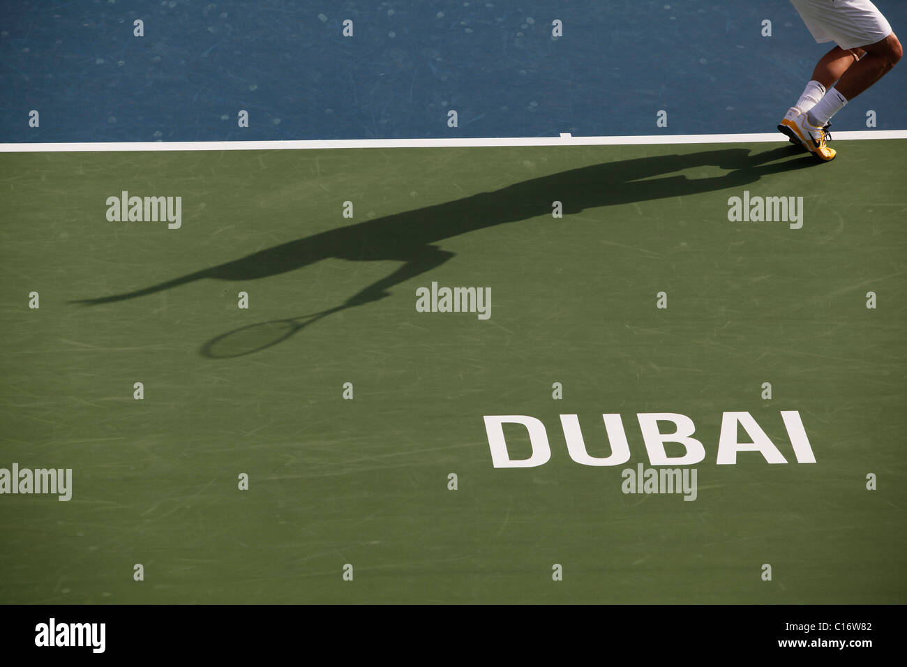 Ombra di un giocatore in azione al Dubai Tennis Championships Foto Stock