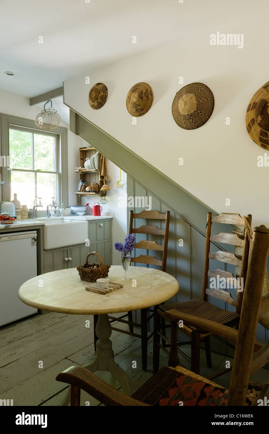 Scaletta sedie a schienale e ripostigli in cucina con piedistallo tabella di base Foto Stock
