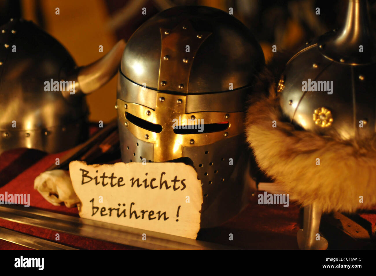 Casco, segno di lettura si prega di non toccare, foto notturna, mercatino di Natale medievale, Arsenal, Vienna, Austria Foto Stock