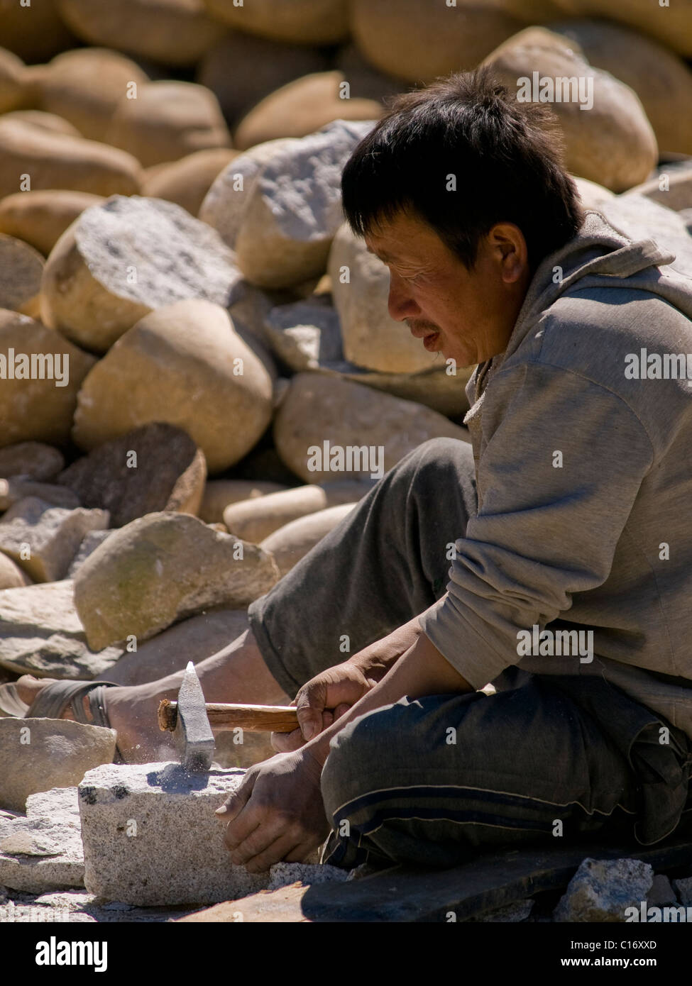 Uomo bhutanesi che lavoravano in una cava Foto Stock