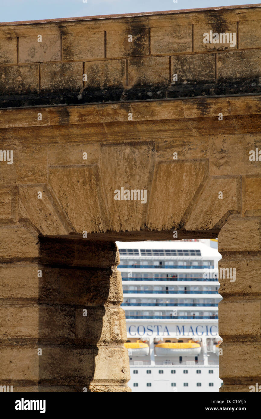 Italia.sicilia.lussuosa nave da crociera entrando in porto di Palermo Foto Stock
