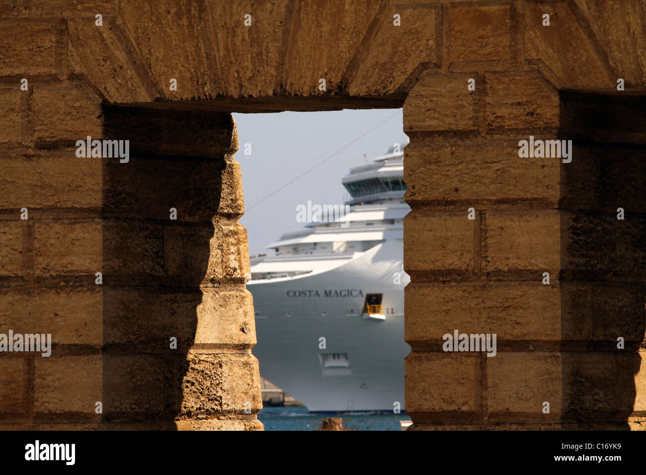 Italia.sicilia.lussuosa nave da crociera entrando in porto di Palermo Foto Stock