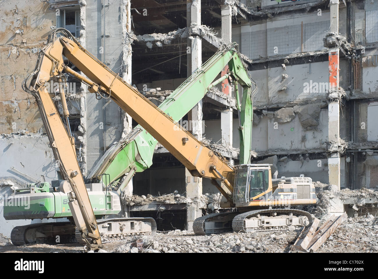 Attrezzature pesanti di un edificio sito di demolizione Foto Stock