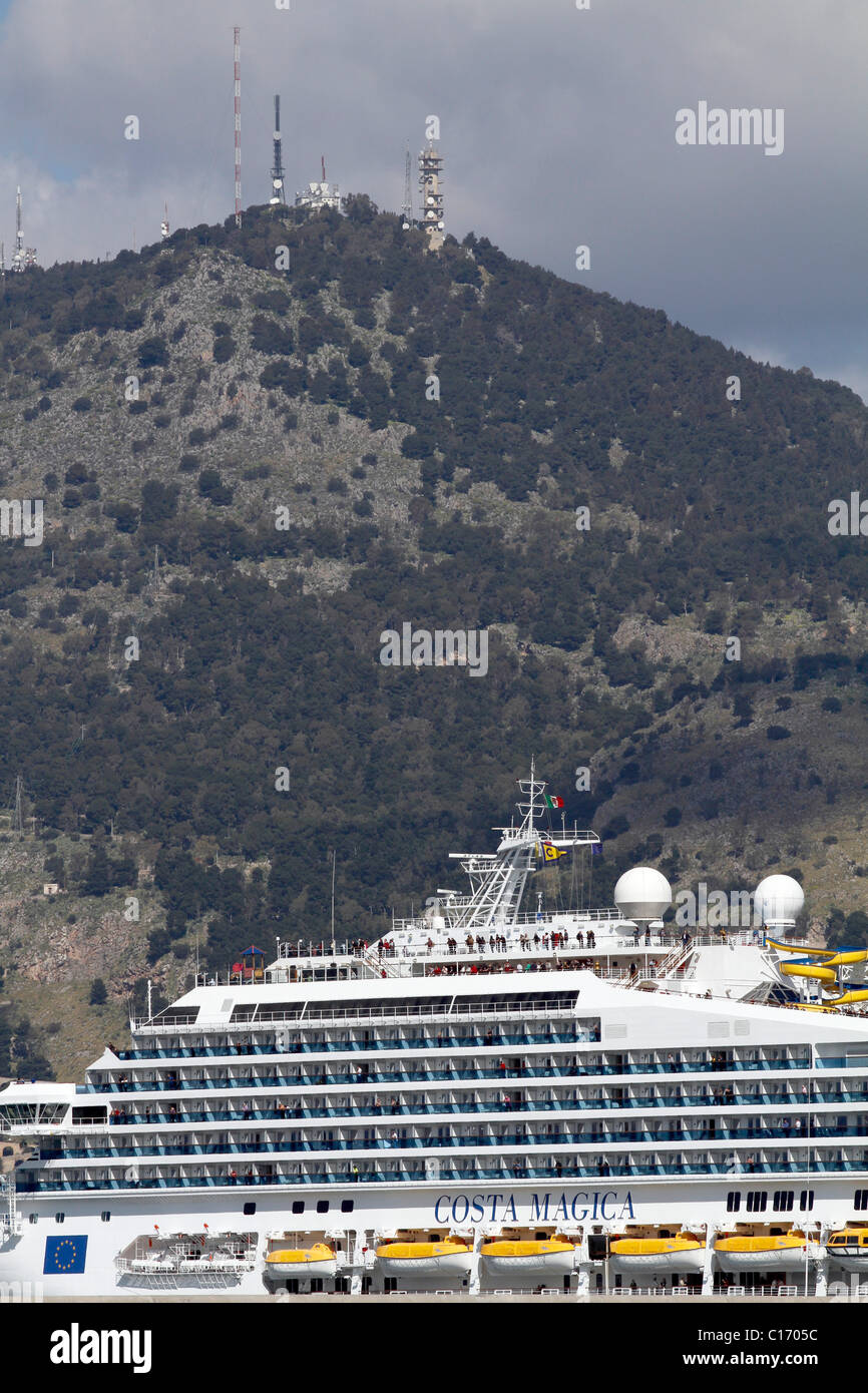 Italia.sicilia.lussuosa nave da crociera entrando in porto di Palermo Foto Stock