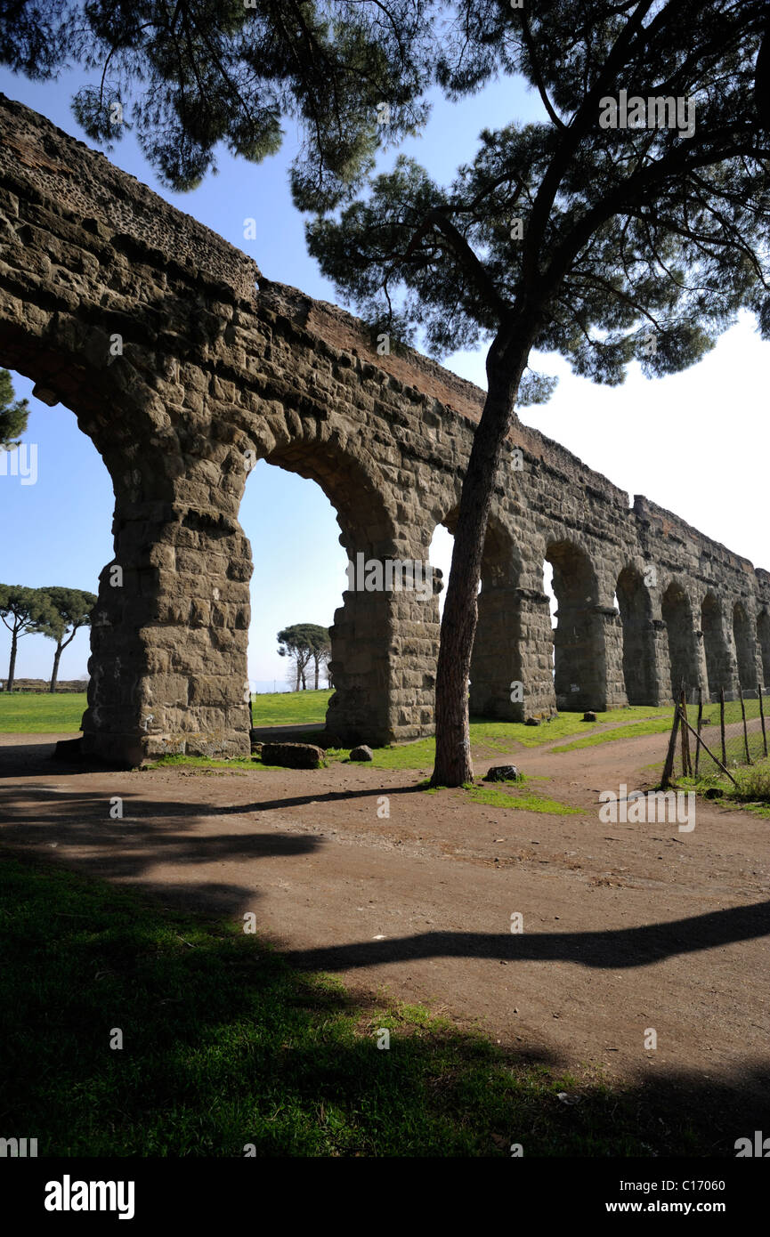 Italia, Roma, Parco degli Acquedotti, antico acquedotto romano Foto Stock