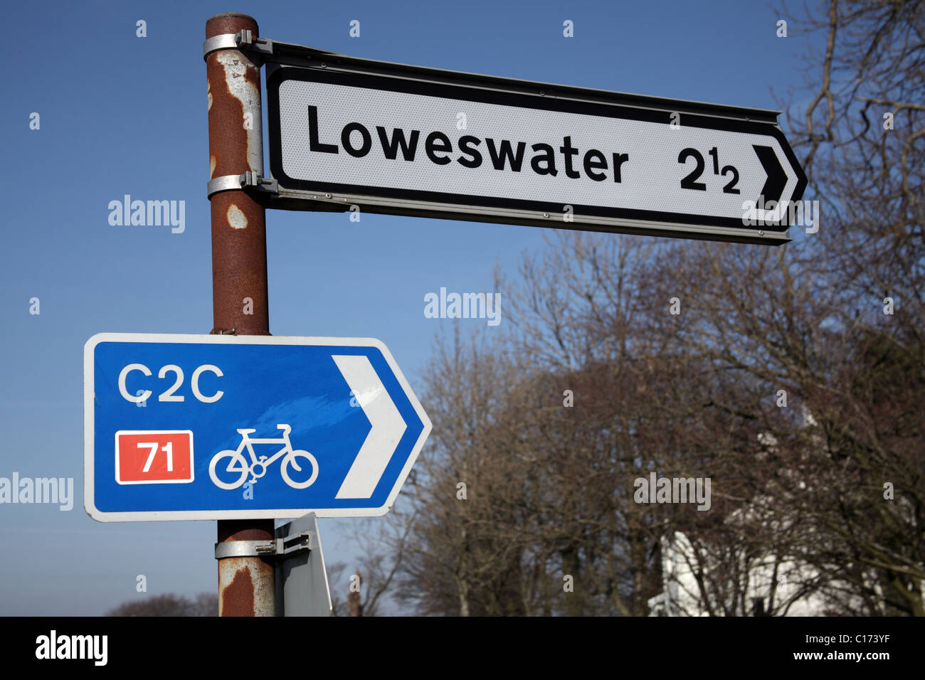 Segno di direzione sul ciclo nazionale Trail 71; Coast to Coast route, Loweswater, Cumbria, Inghilterra Foto Stock
