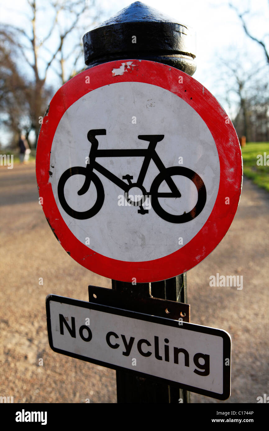 Un segno vieta escursioni in bicicletta all'entrata di Hyde Park a Londra, Inghilterra. Foto Stock