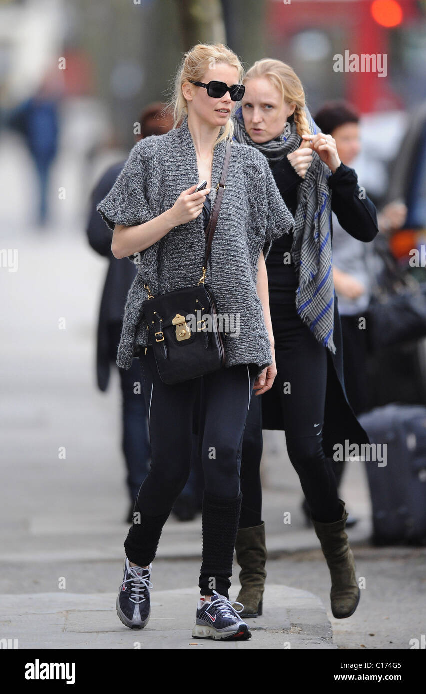 Modello Claudia Schiffer con Tilla Lindig indossare abbigliamento da  palestra come fa il suo modo home dopo aver frequentato una classe di  pilates, Londra Foto stock - Alamy