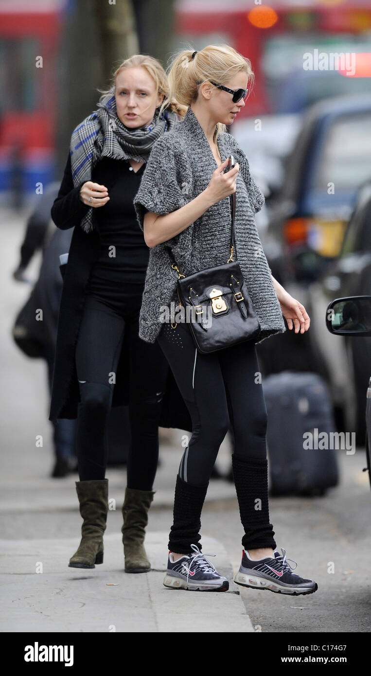 Modello Claudia Schiffer con Lindig indossare abbigliamento da palestra come fa il suo modo home dopo aver frequentato una classe di pilates Londra Foto stock Alamy