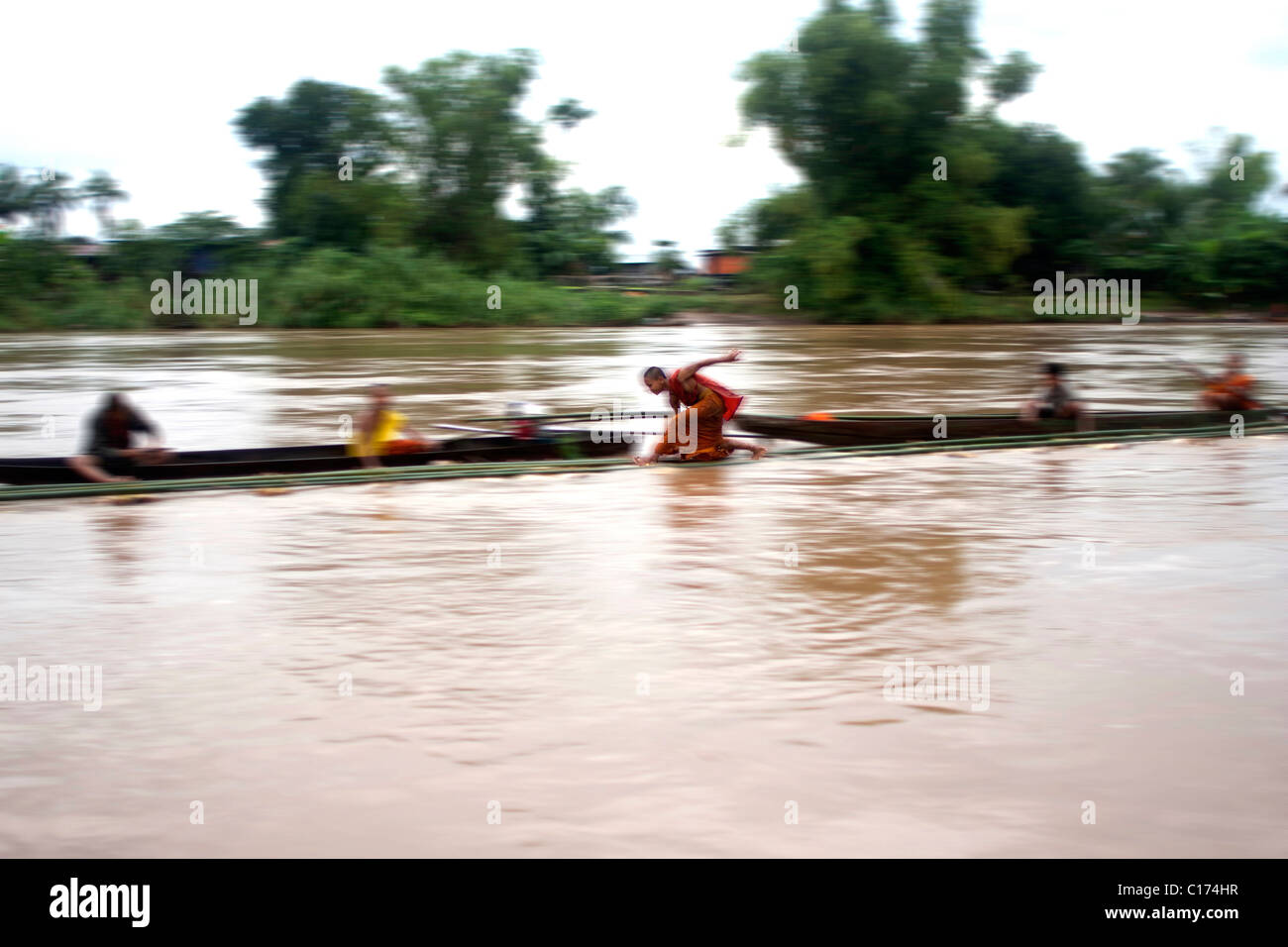 Monaco giocando sul fiume Mekong acqua a Si Phan Don, 4 mila isole, Laos Foto Stock