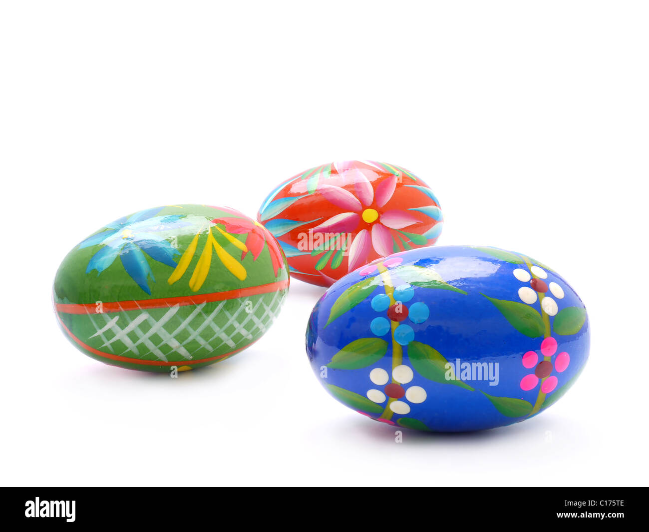 Tre colorate uova di pasqua colpo su sfondo bianco Foto Stock
