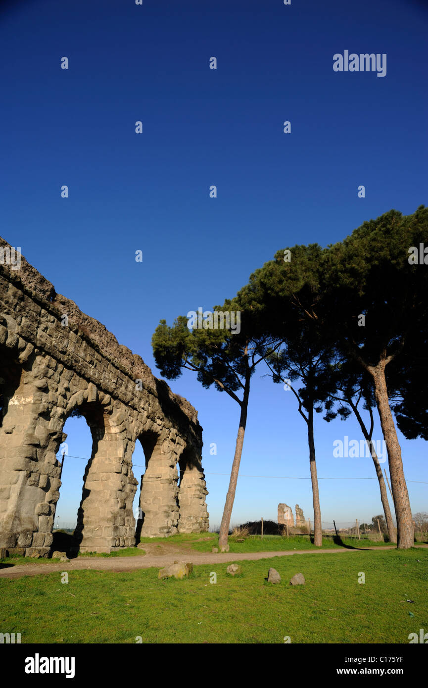 Italia, Roma, Parco degli Acquedotti, antico acquedotto romano Foto Stock