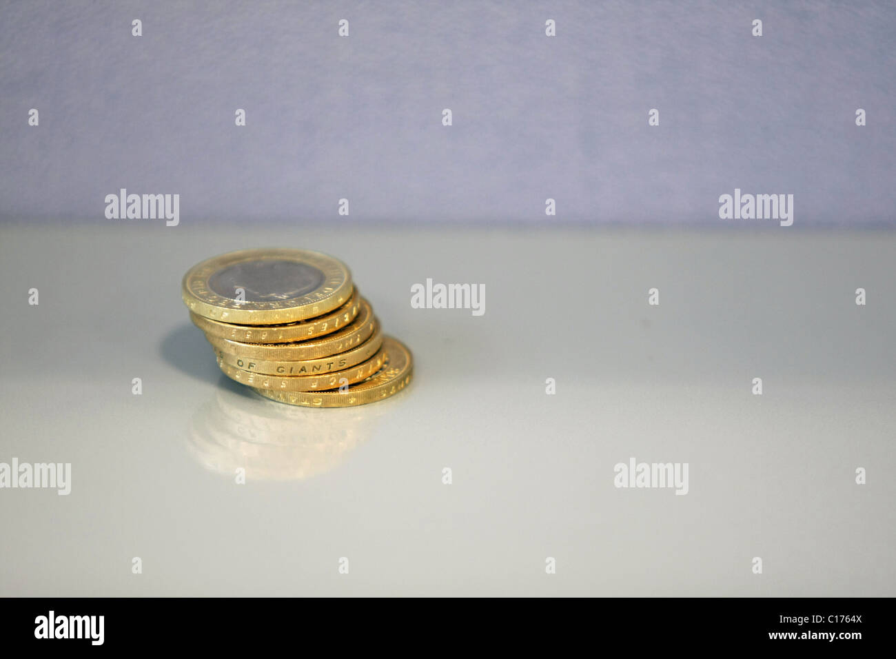 Una pila di sterling £2 monete Foto Stock
