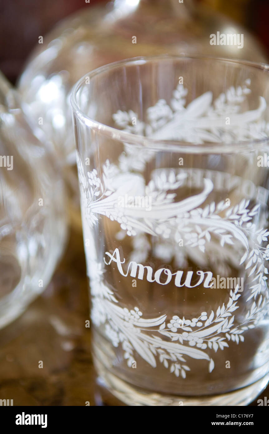 Bicchiere con la parola 'amour" incisa in esso Foto Stock