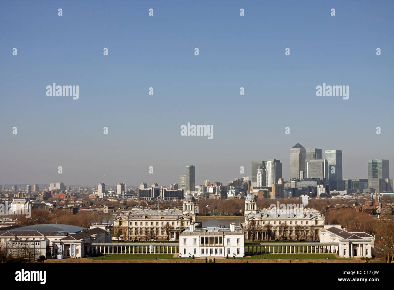 Una vista dal parco di Greenwich, che include il Queens House, Canary Wharf, Royal Maritime Museum e il Royal Naval College Foto Stock