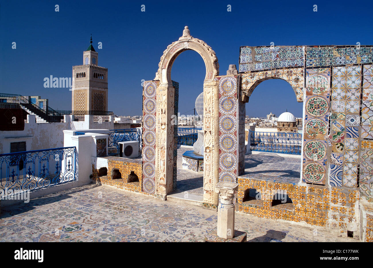 La Tunisia, Tunisi, Ez Zitouna grande moschea visto dalla terrazza della medina elencati come patrimonio mondiale dall' UNESCO Foto Stock