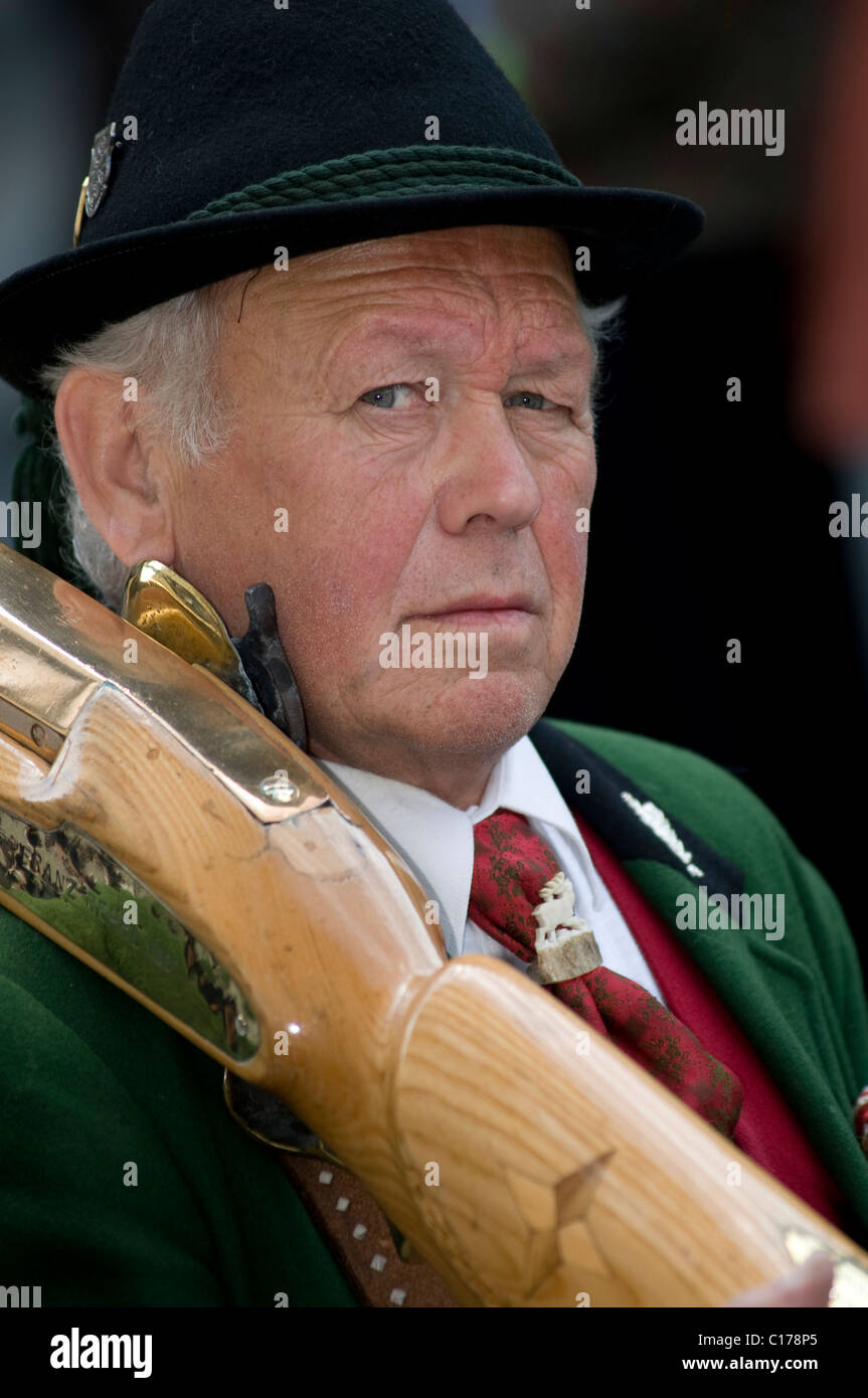 Bandito tirolese in costume regionale con un fucile sulla spalla a Gauderfest Aurine in Tirolo, Austria, Europa Foto Stock