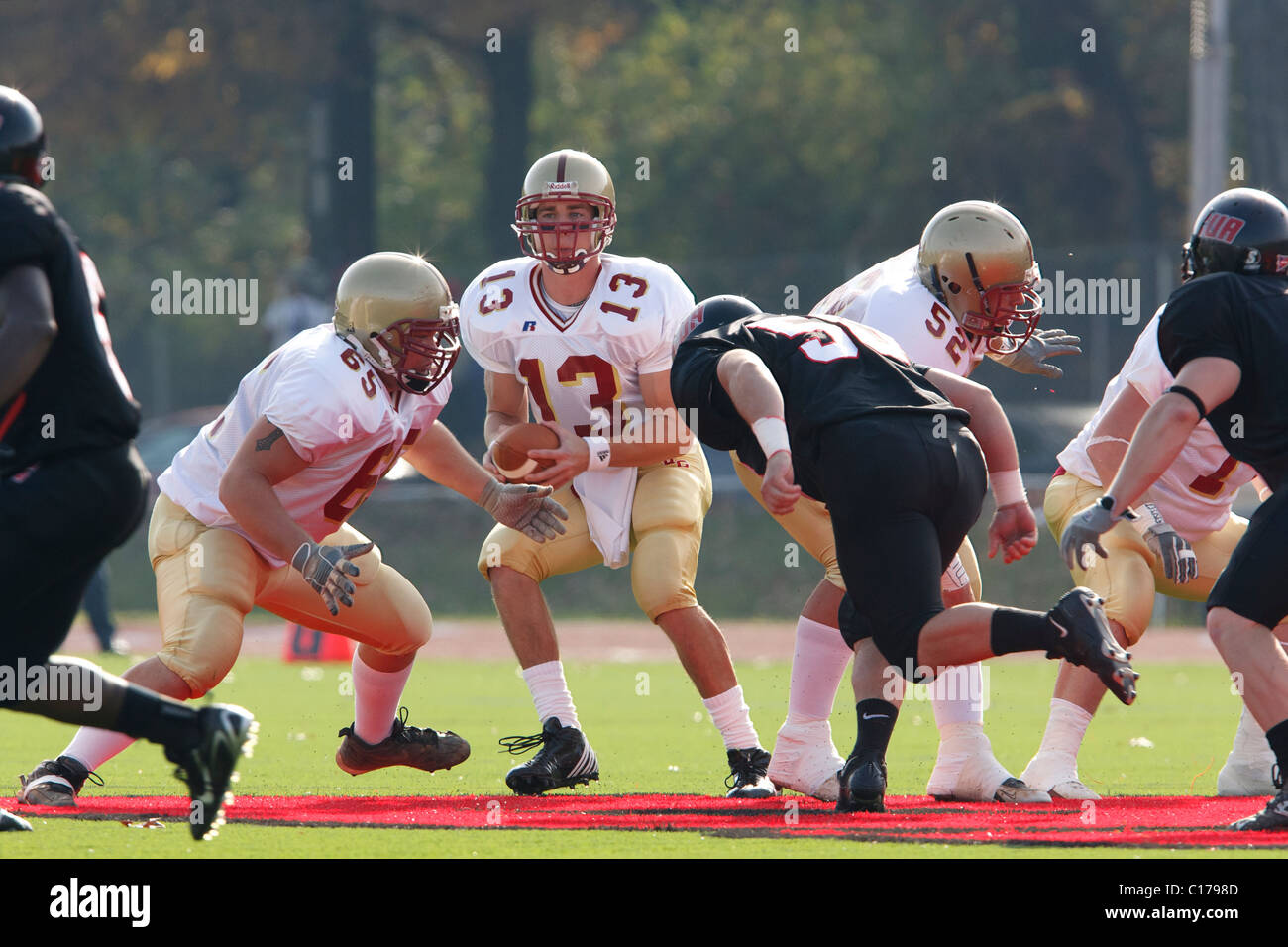 L'attacco del Bridgewater College esegue una partita contro la Catholic University durante una partita di football universitario della Division III l'11 novembre 2006. Solo per uso editoriale. Uso commerciale vietato. (Fotografia di Jonathan Paul Larsen / Diadem Images) Foto Stock