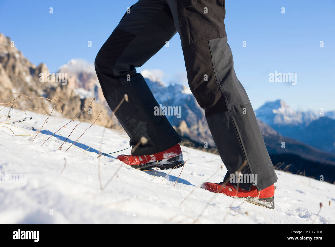 Wanderers gambe nella neve Ampezzan ante dolomiti, passo di Giau, Belluno, Italia, Europa Foto Stock