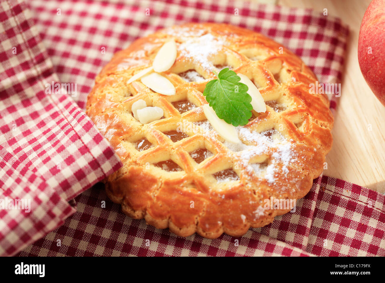 Piccola fetta di torta di mele con topping di reticolo Foto Stock