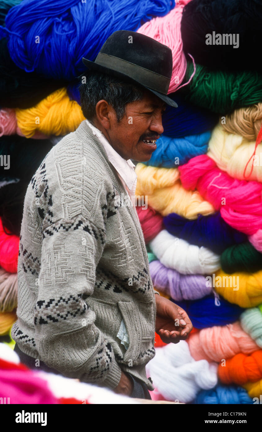 Venditore di lana, mercato Saquisili, Ecuador Foto Stock