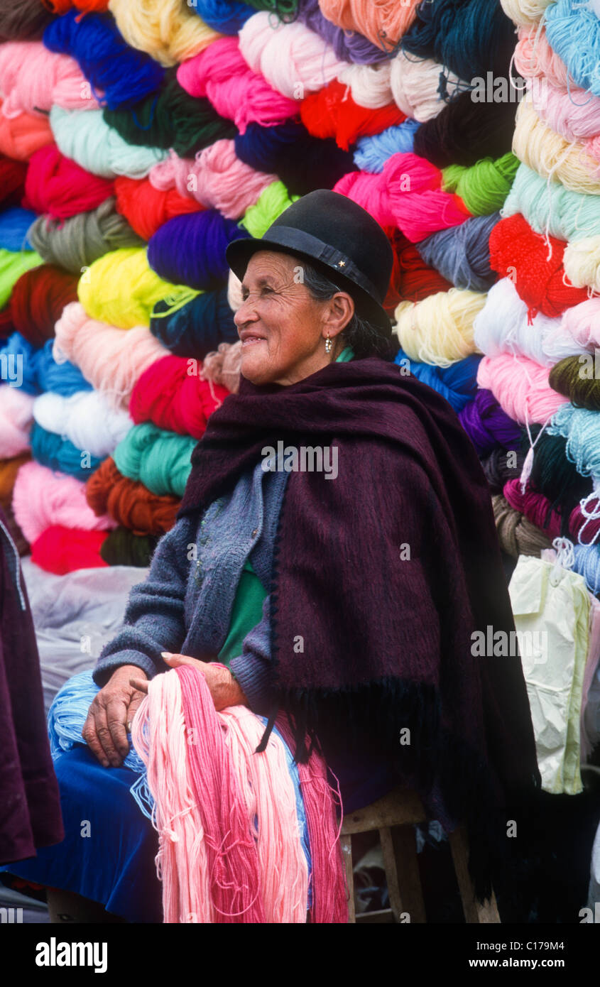 Venditore di lana, mercato Saquisili, Ecuador Foto Stock