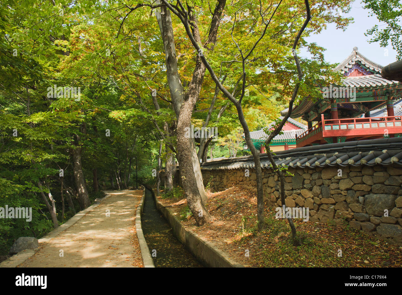 Percorso a piedi accanto a parete Bogyeongsa Foto Stock