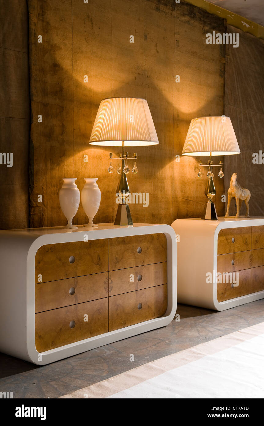 Coppia di vetro opalino vasi con Tommy Parzinger lampade e una dinastia Tang cavallo Americano bianco laccato e buff torace di impiallacciatura Foto Stock