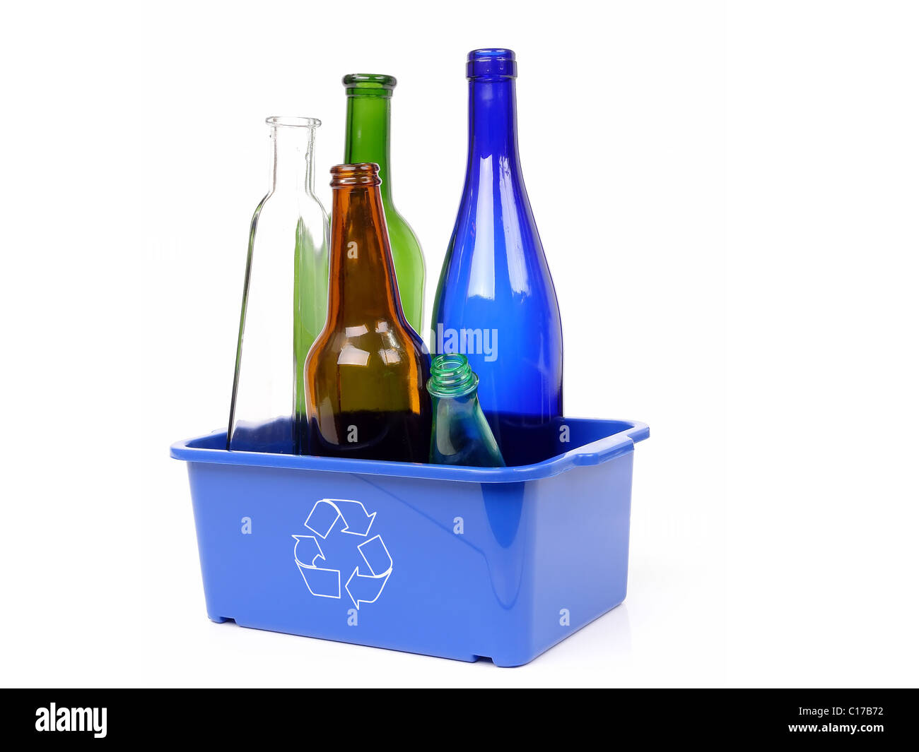 Plastica blu spazzatura con il bianco di riciclo contenente il simbolo colorato di bottiglie di vetro - su sfondo bianco Foto Stock