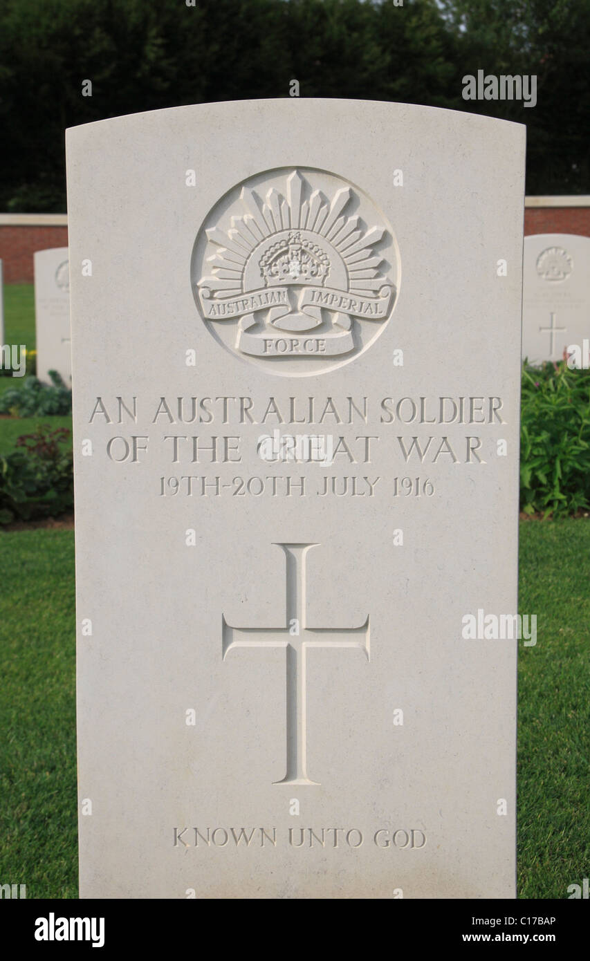 Lapide di uno sconosciuto soldato australiano in Fromelles (Fagiano Legno) Cimitero Militare, Fromelles, Armentieres, Francia. Foto Stock