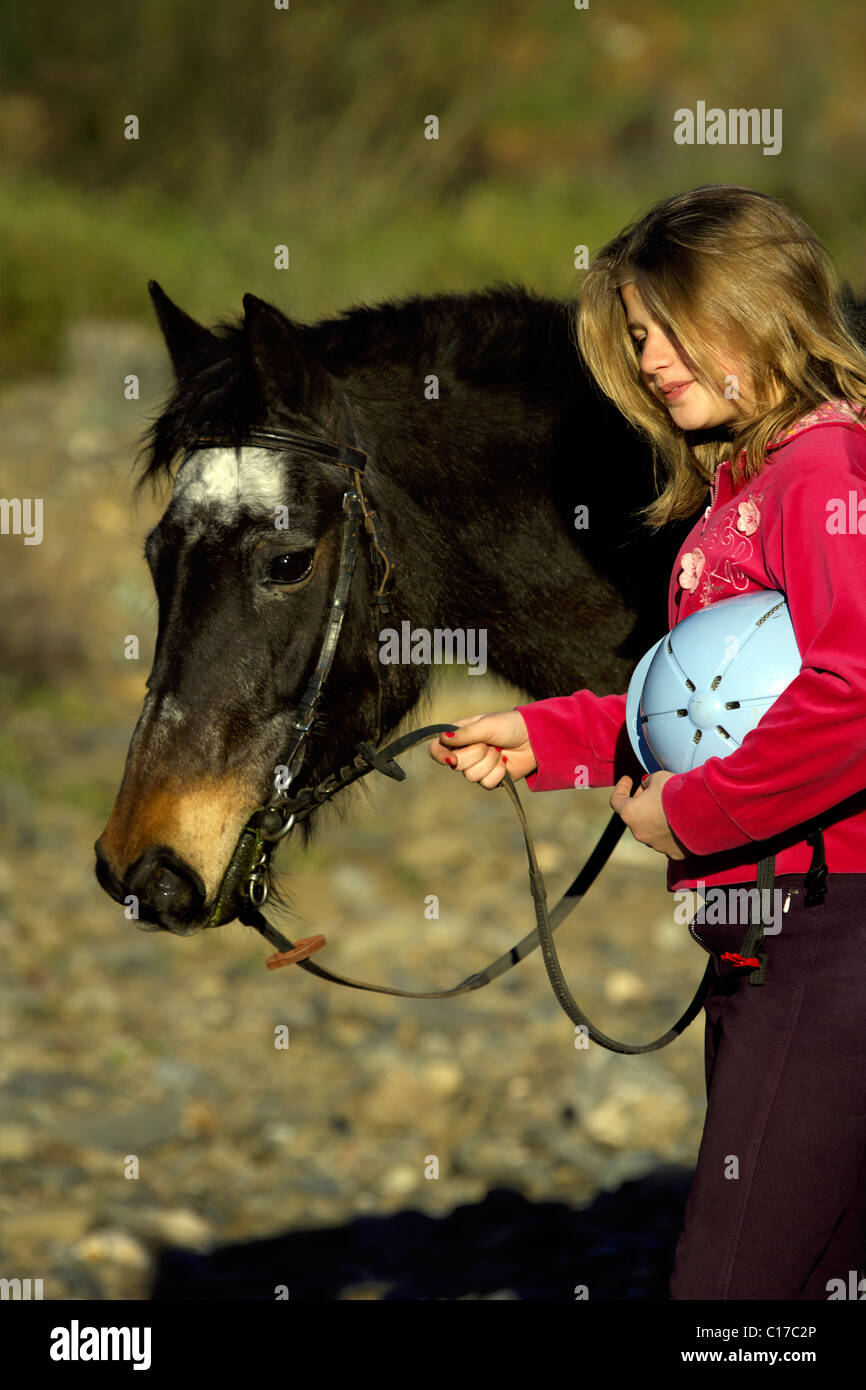 I giovani adolescenti ragazza inglese con il suo pony, adolescente, 13, 14, 15, anno, anni vecchio, persona, femmina, pony, pony, piccole, cavallo, Foto Stock