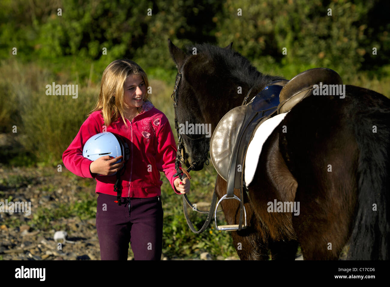 I giovani adolescenti ragazza inglese con il suo pony, adolescente, 13, 14, 15, anno, anni vecchio, persona, femmina, pony, pony, piccole, cavallo, Foto Stock