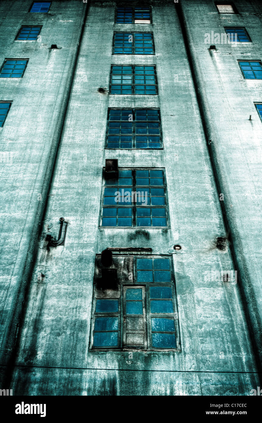 Sinister vecchio abbandonato blu scuro edificio con blu di Windows Foto Stock