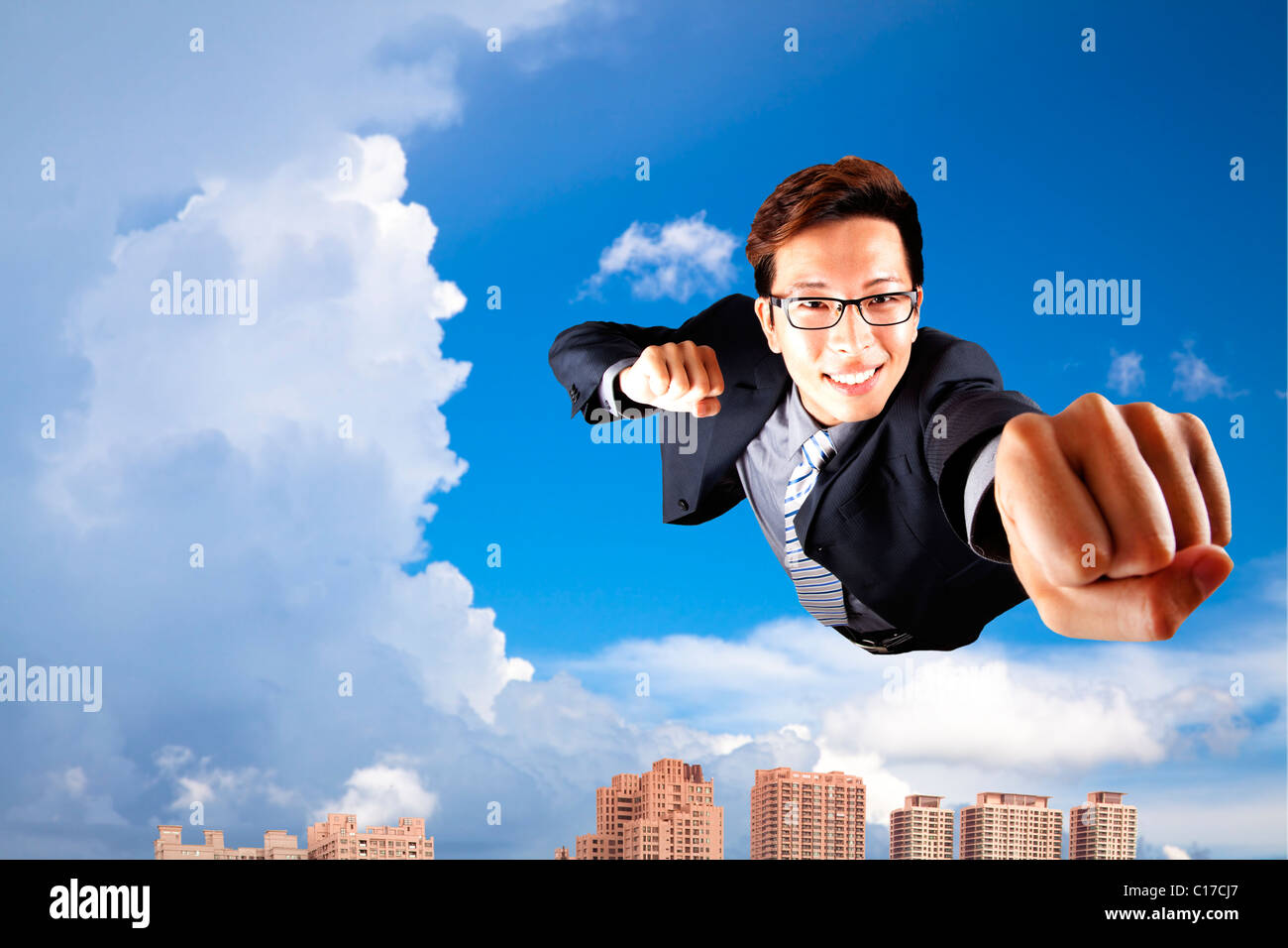 Imprenditore volare nel cielo sopra la città Foto Stock