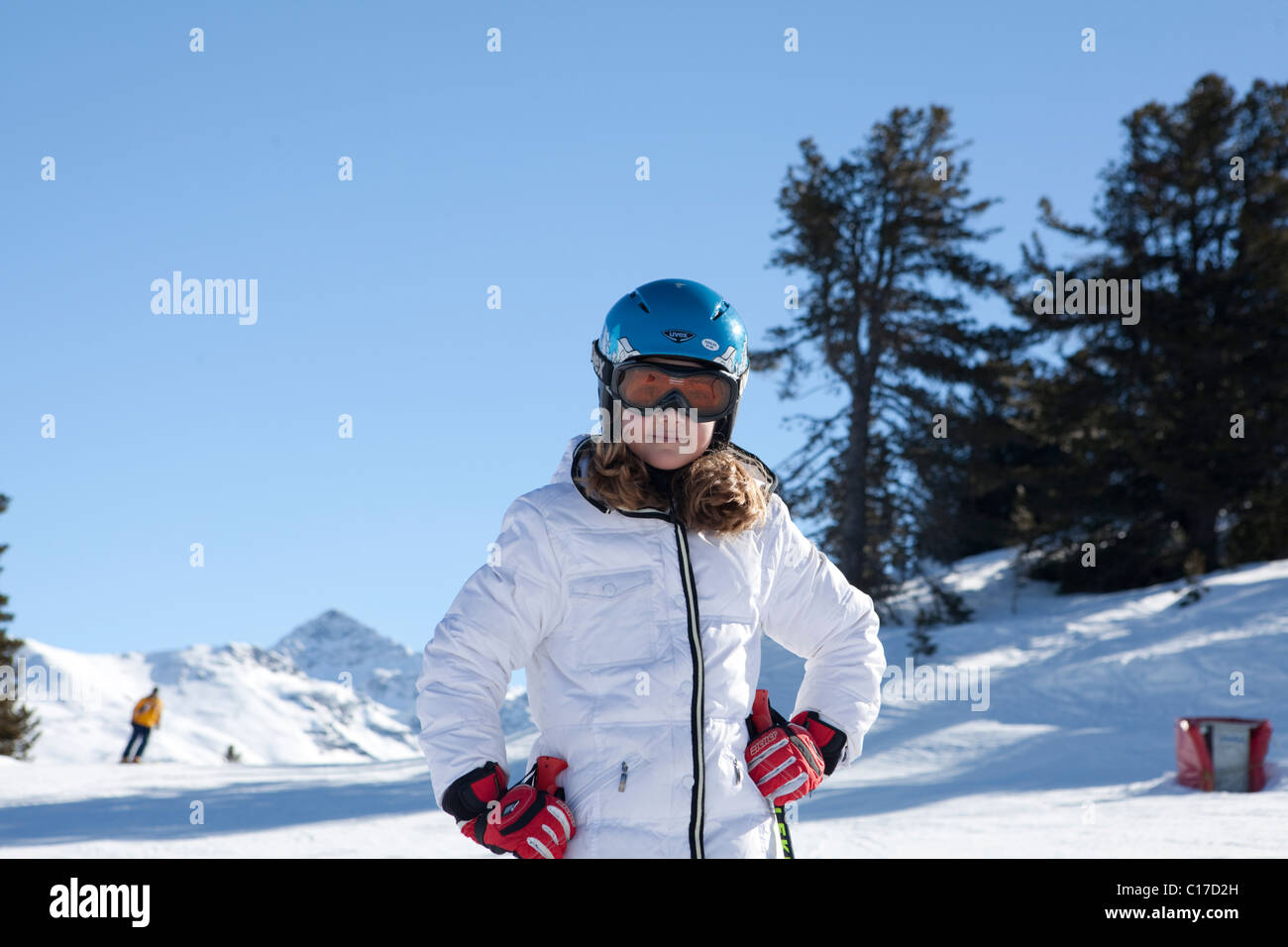 I giovani sciatori sulle piste di sorridere alla telecamera di indossare casco protettivo e maschera Foto Stock