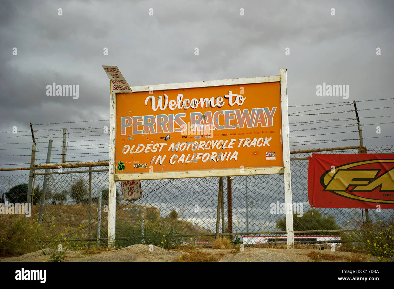 Perris Raceway più antico di motocross moto via nel segno della California Foto Stock