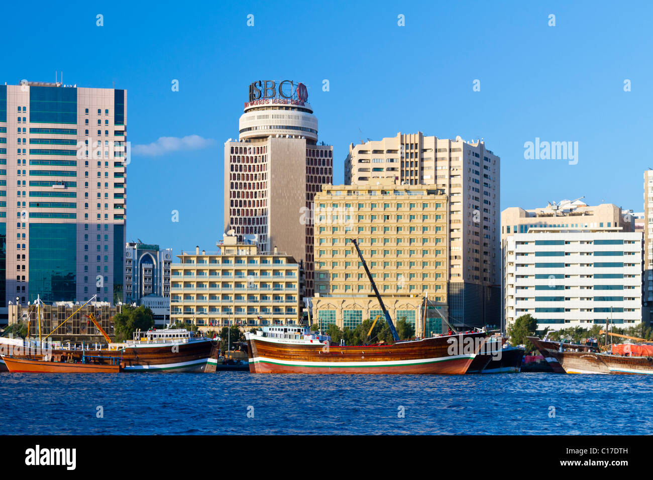 Il Dubai Creek skyline con Dow in legno di barche in Dubai, EAU. Foto Stock