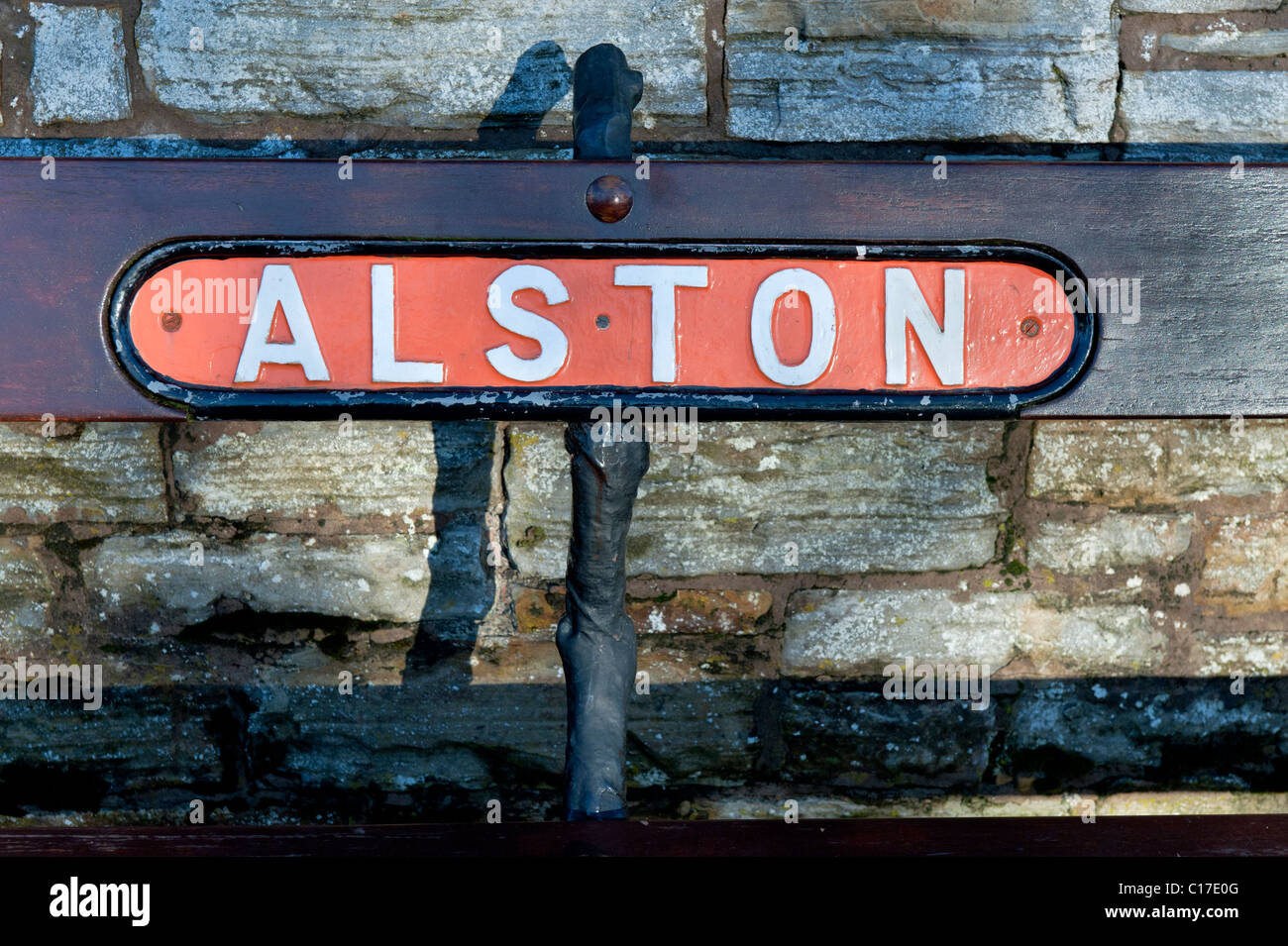 Targa dati della stazione su un banco a Alston stazione sul South Tynedale Railway a Alston Foto Stock