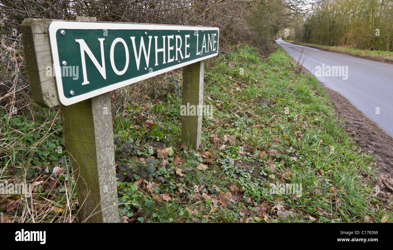 Cartello stradale a leggere 'NOWHERE LANE' accanto a un vicolo del paese nelle zone rurali di Norfolk. Foto Stock