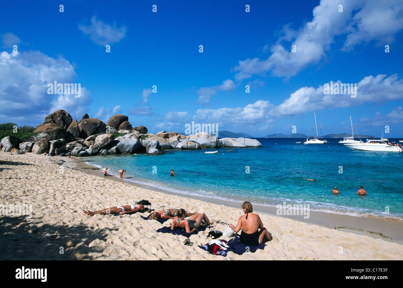Vacanzieri di fronte alle terme, una formazione di roccia su Virgin Gorda Isola, Isole Vergini Britanniche, Isole dei Caraibi Foto Stock