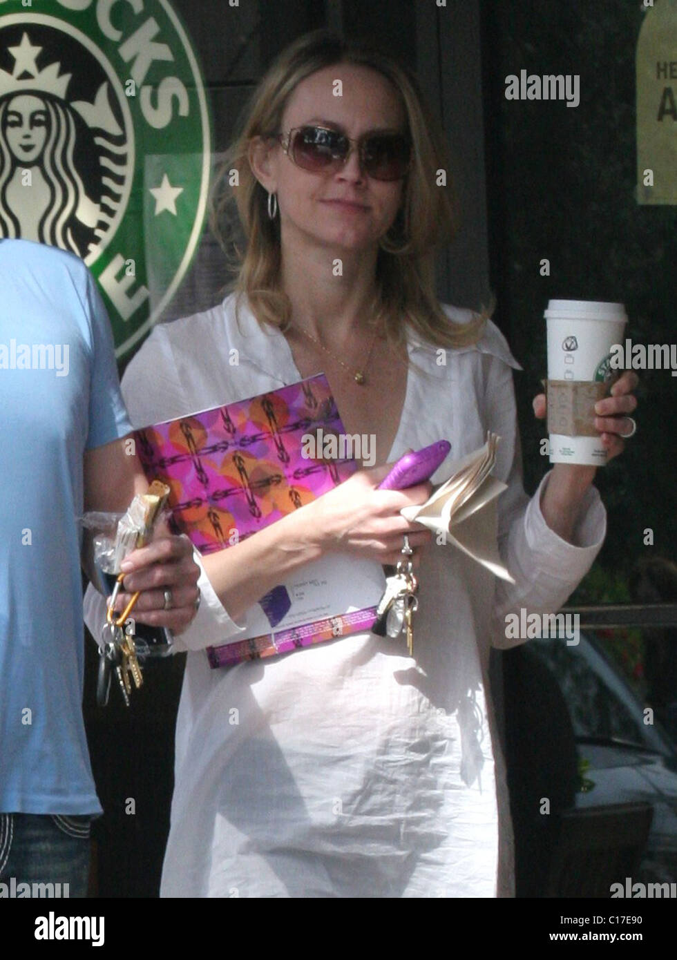 KISS cantante/chitarrista Paul Stanley e la moglie Erin Sutton lasciare il Beverly Glen mercato caffè Starbucks in Bel Air. Los Angeles, Foto Stock