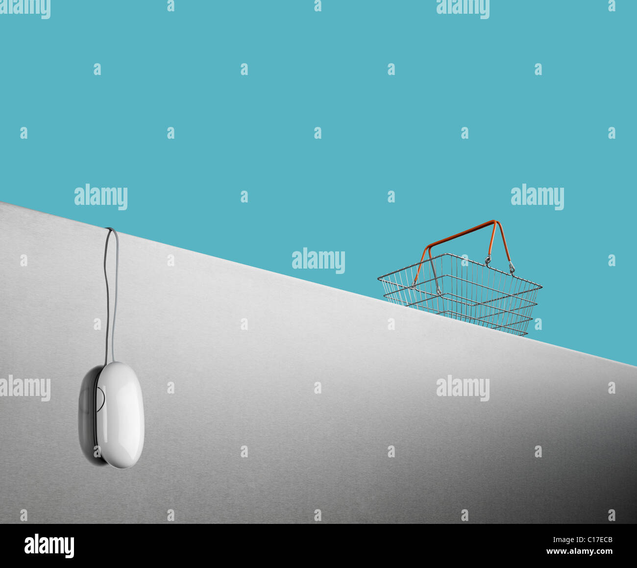 Fotografia concettuale che illustra gli acquisti su internet con un mouse per computer e carrello Foto Stock