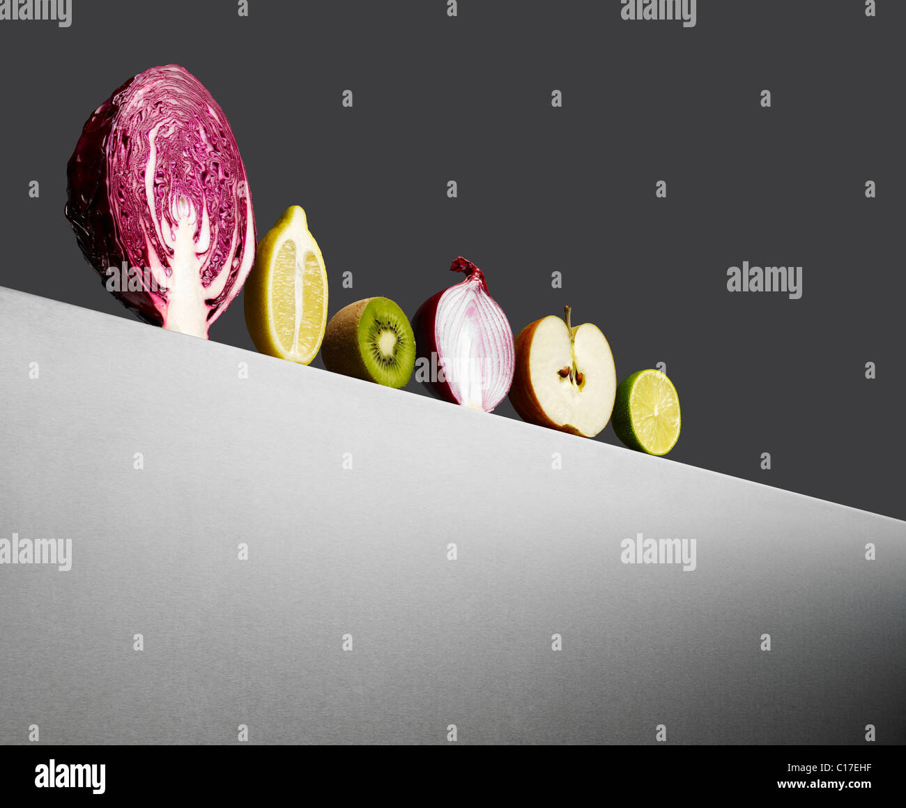 Fila di fruir assortiti e verdure su un orizzonte. Foto Stock