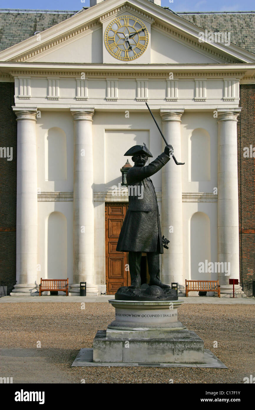 Statua di bronzo di un pensionato di Chelsea, il Royal Hospital Chelsea, Londra, Regno Unito. Foto Stock