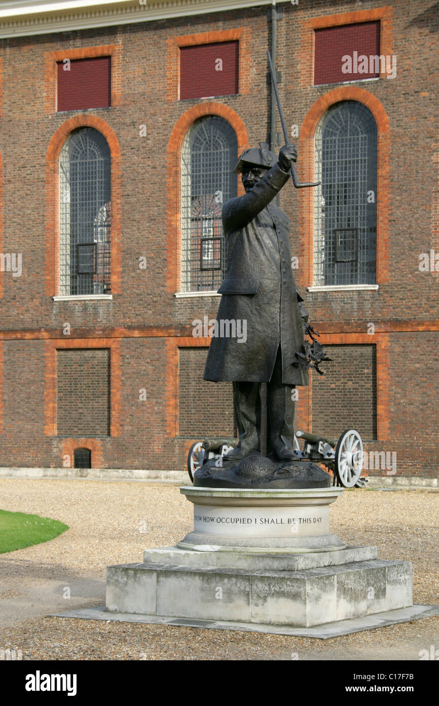 Statua di bronzo di un pensionato di Chelsea, il Royal Hospital Chelsea, Londra, Regno Unito. Foto Stock