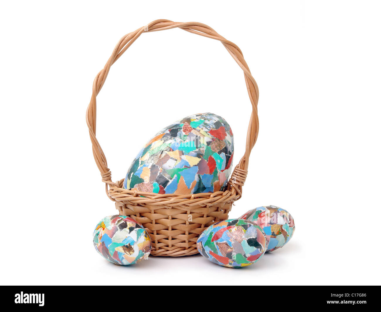 Gigante collage di pasqua uovo nel cesto di vimini e tre piccoli collage uova al di fuori - su bianco Foto Stock