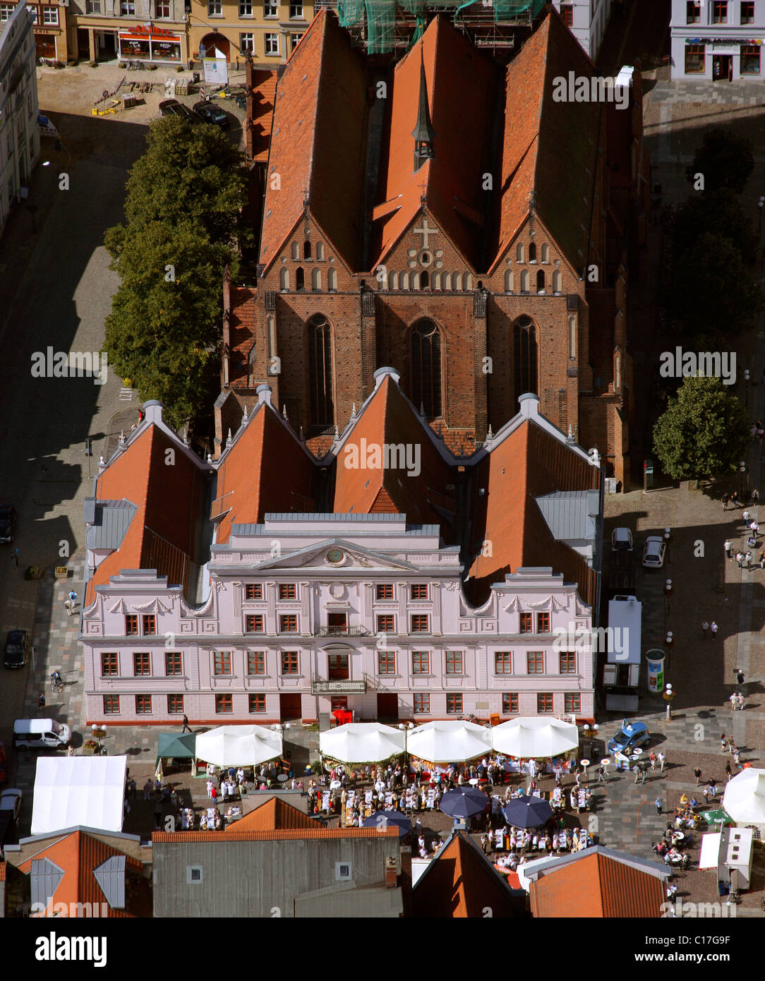 Vista areale, municipio gotico, la piazza del mercato, Barlachstadt, Guestrow, Meclemburgo-Pomerania Occidentale, Germania, Europa Foto Stock